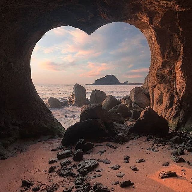 جزیره هرمز؛ راهنمای جامع سفر به جزیره رنگ ها، سواحل رنگی و تورهای ارزان