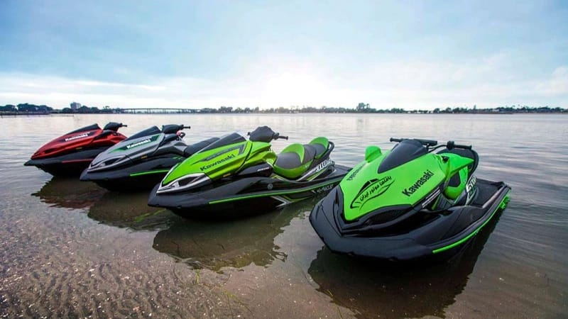 جت اسکی تکنفره، ترکیبی از سرعت، هیجان و آزادی روی آب.